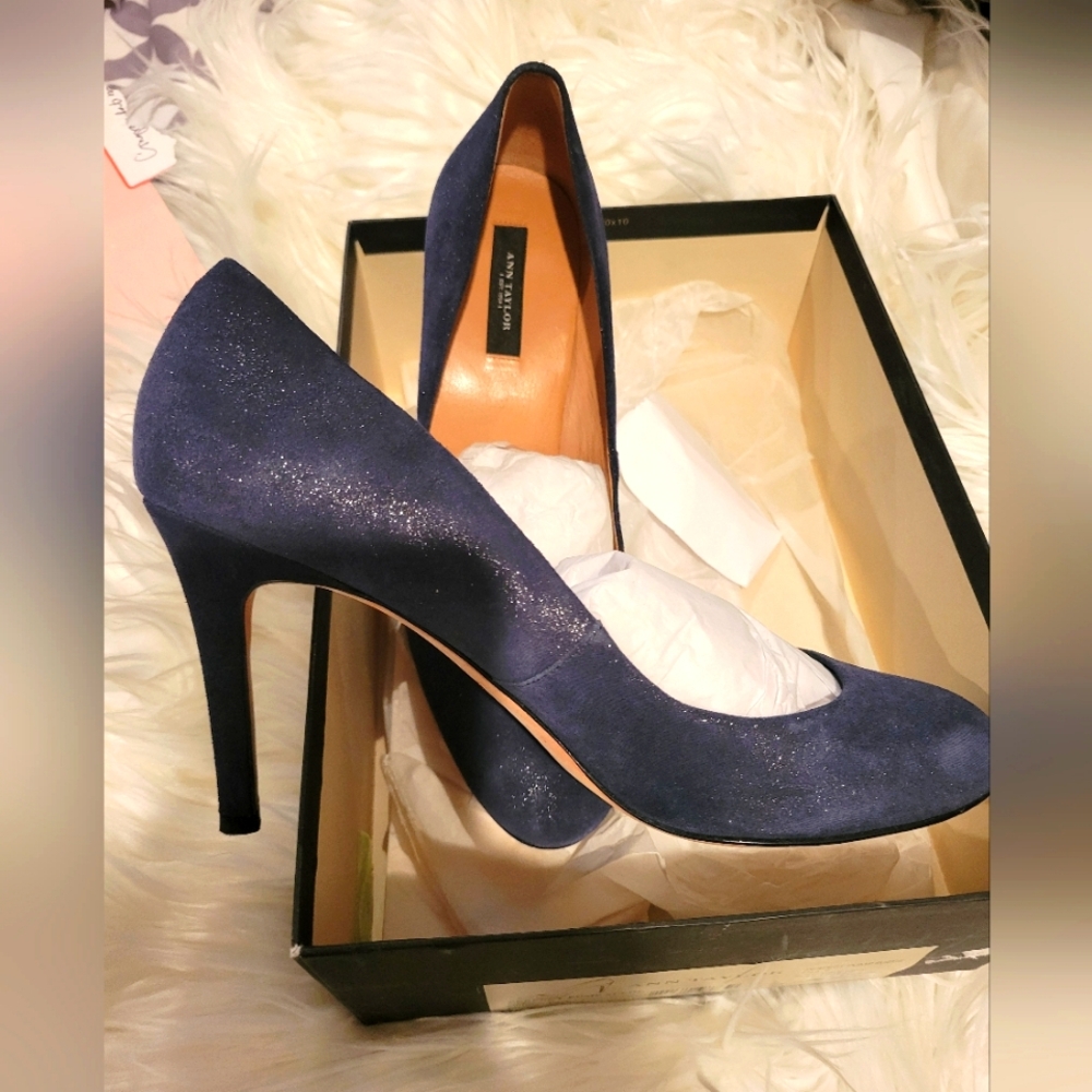 Ann Taylor Black Suede Pumps, size 9, 4in heel, very good condition